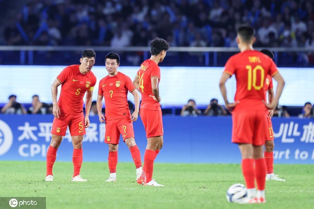 两人站在院子门口时，骆风棠的介绍声在她耳边响起。
